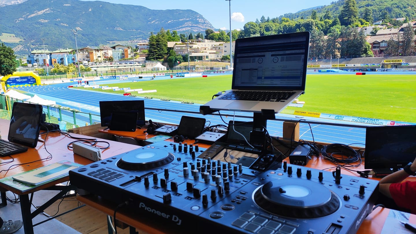 Consolle DJ Music & Fun affacciata sulla pista di atletica